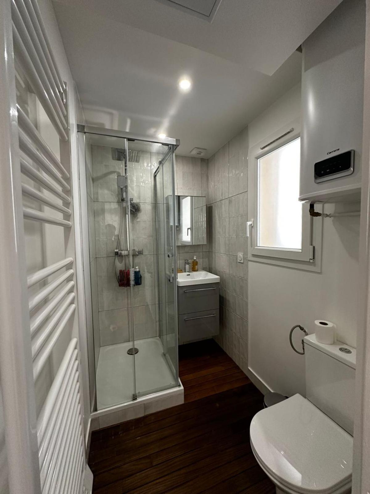 Cozy Parisian Flat In 11th Arr * Parijs